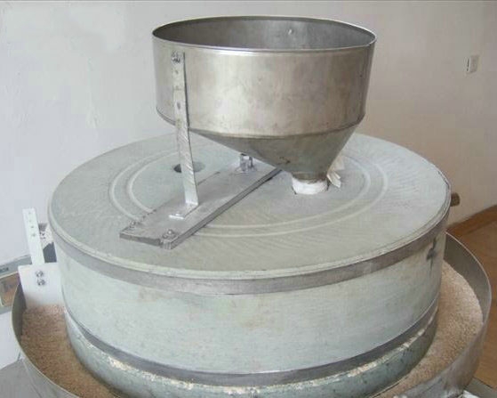 鑫峰石磨面粉機(jī)廠家小編為您簡述石磨單機(jī)常見故障原因有哪些？