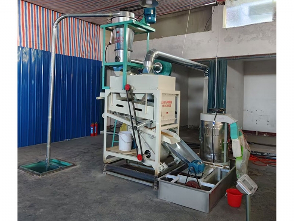小型面粉機(jī)械加工的過(guò)程中是流水線(xiàn)式的，幾乎不需要人工的參與